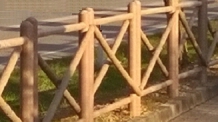 recinzione in PVC con traverse incrociate